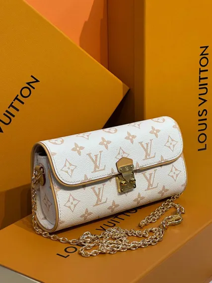 Клатч Louis Vuitton Camille