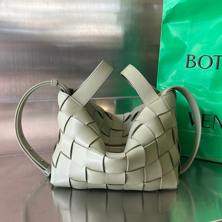 Bottega Veneta Small Bowling Cassette 22 cm