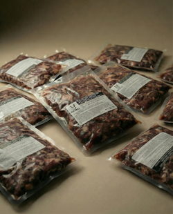 ТОЛЬКО ДЛЯ БРЕСТА КОРМ ДЛЯ СОБАК ЗАМОРОЖЕННЫЙ «МЯСО ГОВЯЖЬЕ РУБЛЕННОЕ С СУБПРОДУКТАМИ В СУ-ВИД ПАКЕТЕ» 500г