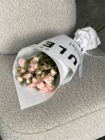 Кулек из кустовых роз в нежно-розовом оттенке