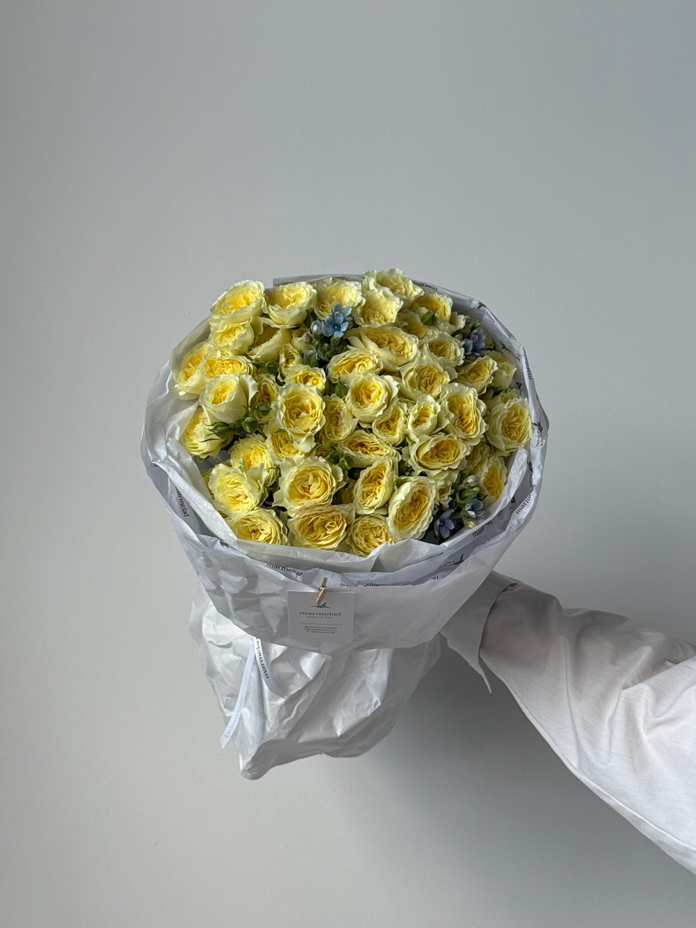 Букет из кустовой розы и оксипеталума