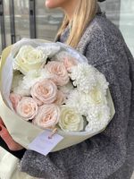 Авторский букет из хризантемы, кустовых пионовидных классических роз