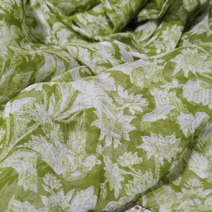 Палантин-парео Вискоза 100% (шифон) Светлые цветы на зеленом фоне