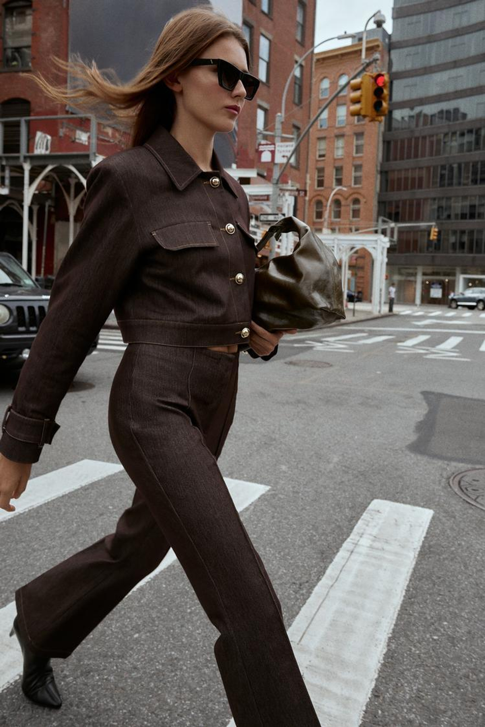 ZARA КОРОТКАЯ КУРТКА С КОНТРАСТНОЙ СТРОЧКОЙ, КОРИЧНЕВЫЙ