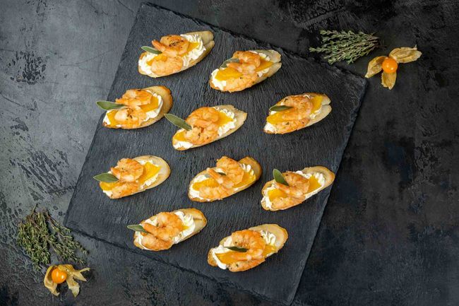 Брускетта с манго и креветкой, 10 шт.