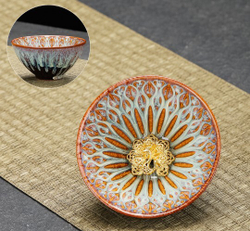 278202 Пиала с фигурк.ГЛАЗУРЬ ЦЗЮНЬЯО "Золотой павлин" 100мл d=9,5h=5, красная керамика+металл