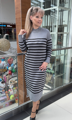 Трикотажное  платье в полоску с горлом-стойка