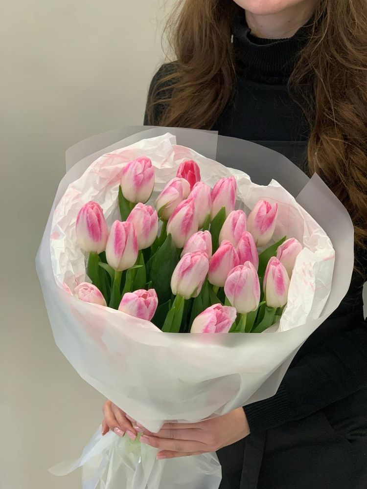 Букет цветов из 21 тюльпана Донателло в круглом оформлени