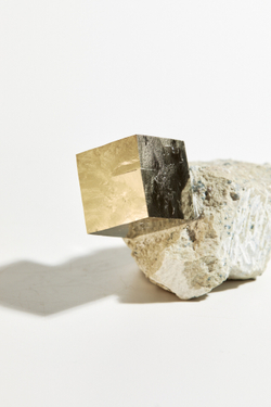 Пирит на породе L