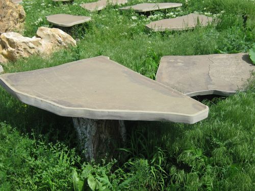 Природный каменный столик возле беседки
