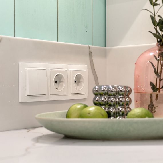 Розетка с заземлением Werkel белый W1171001 4690389155116