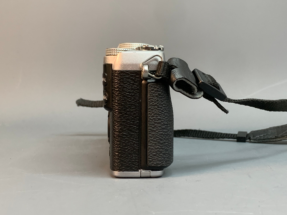 Fujifilm X-E2S внизу небольшой скол на корпусе