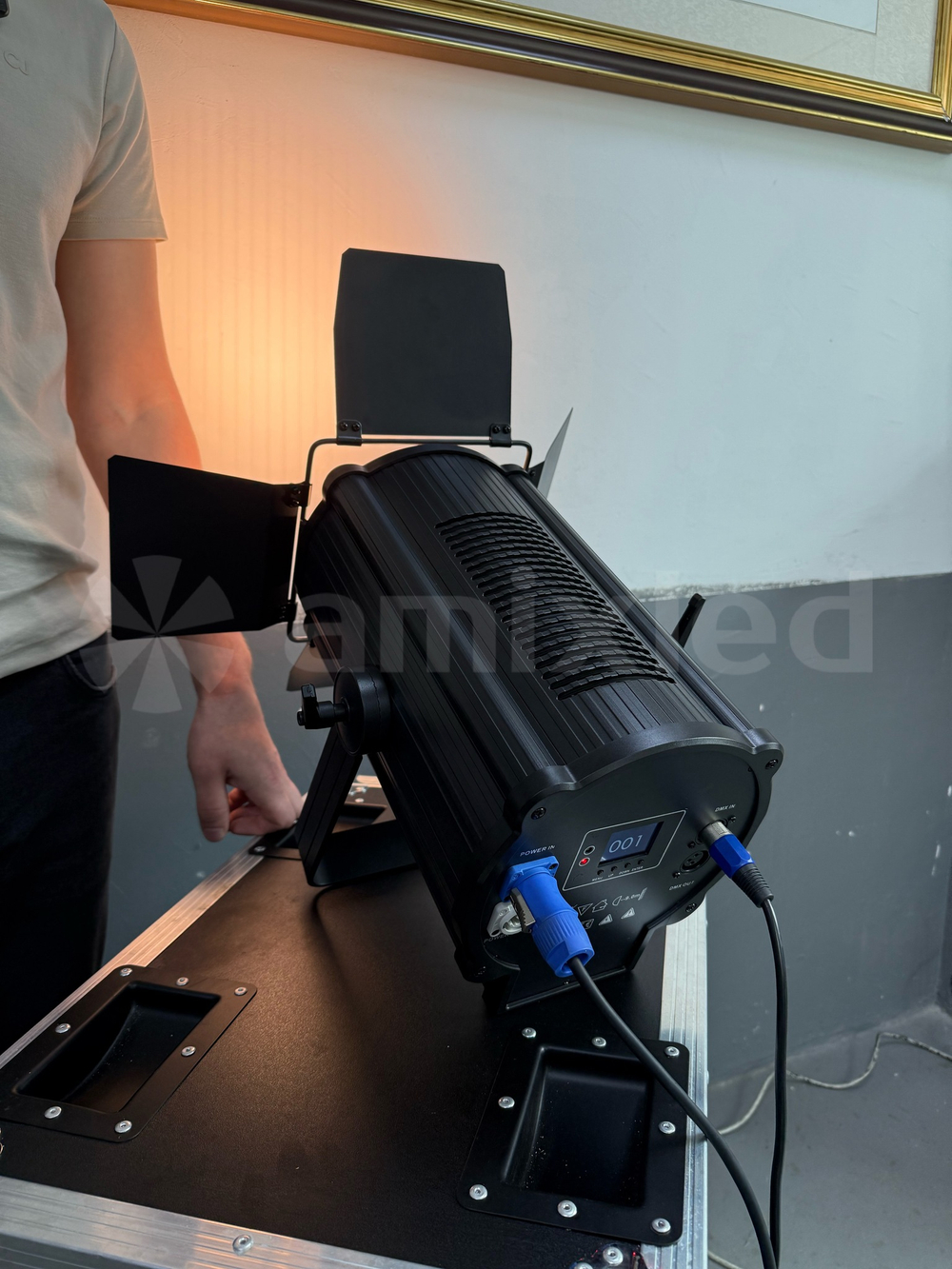 Прожектор с лизой френеля Amixled 100 ZOOM FRESNEL