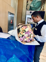 Букет из 35 роз и Хризантем в Дизайнерской упаковке