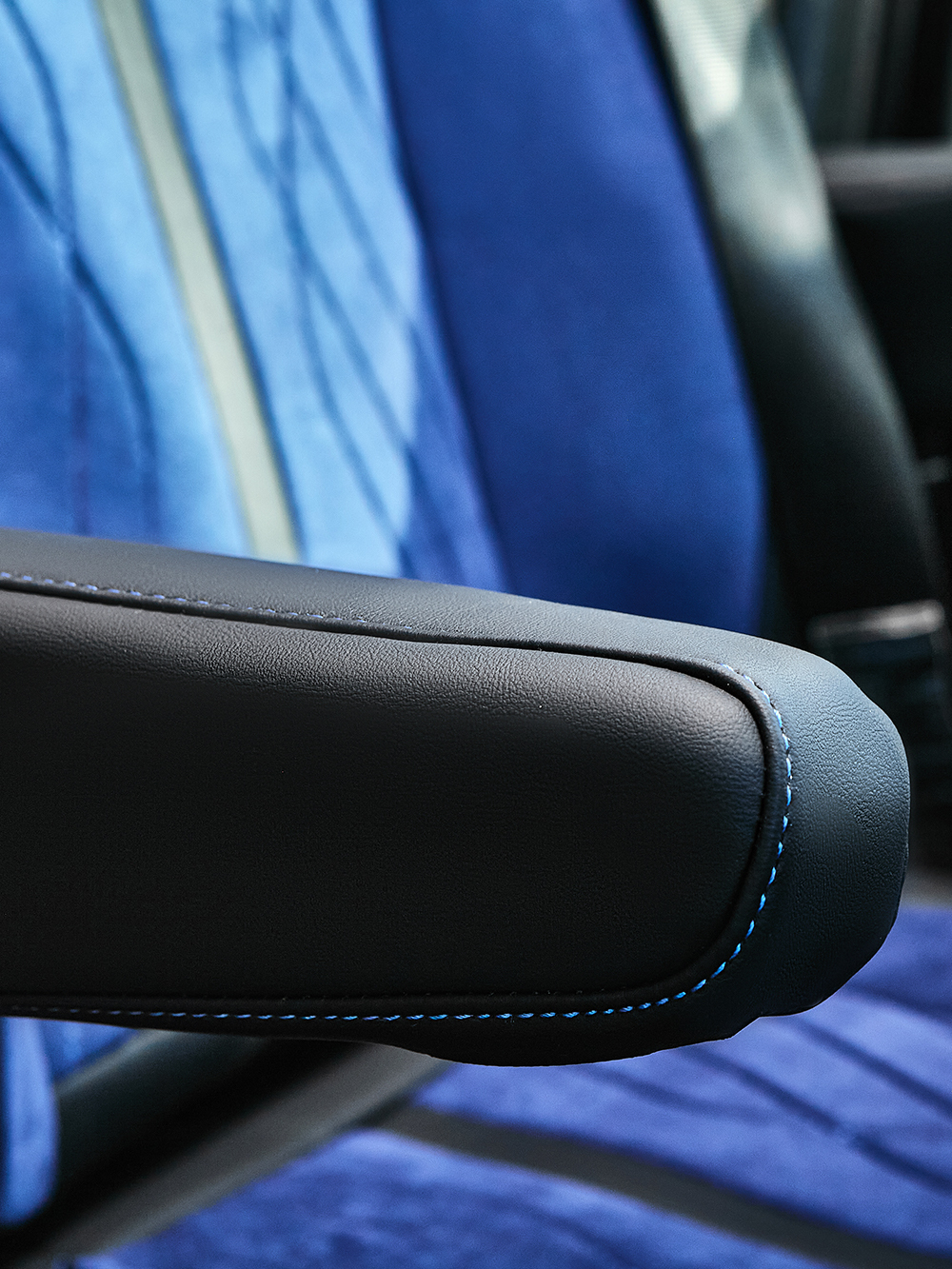 Чехлы Люкс MAN TGX до 2021 года (экокожа, черный, синяя вставка)