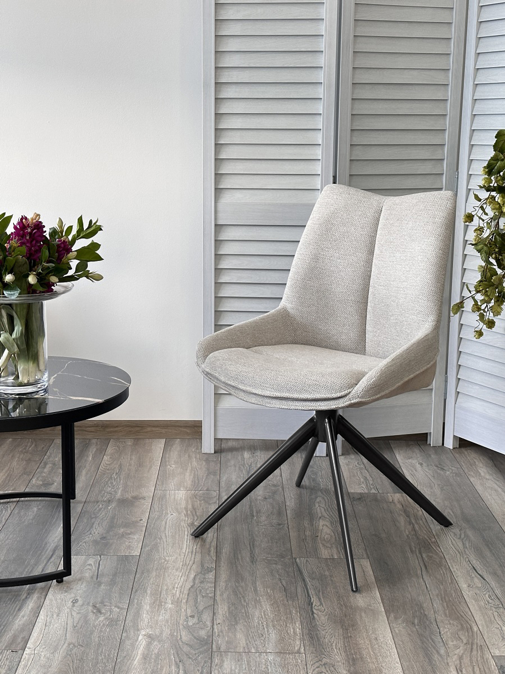 Стул М-City DISAUR Оскар (Oskar) поворотный на 360 градусов, Бежевый, ткань, Черный каркас