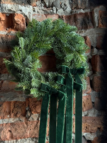 Венок из хвои с бархатными лентами