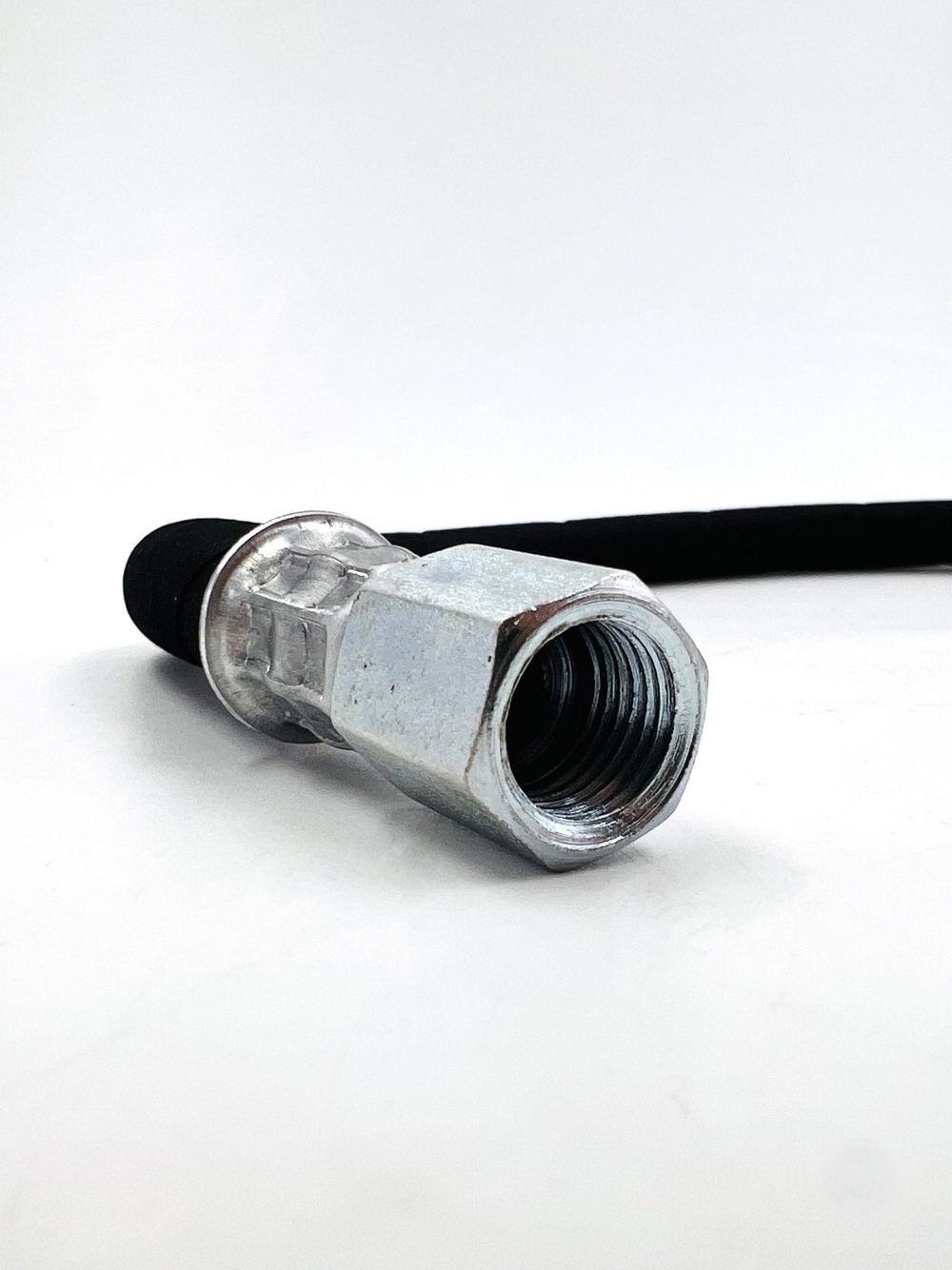 Шланг топливный ВАЗ 2110-2112 высокого давления под капотом