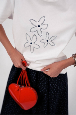 Футболка с вышивкой на груди