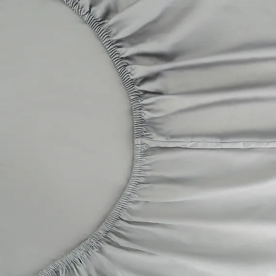 Простыня на резинке из премиального сатина оливкового цвета из коллекции essential, 160х200х30 см