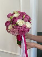 Свадебный букет из лизиантуса, кустовых пионовидных и одноголовых роз