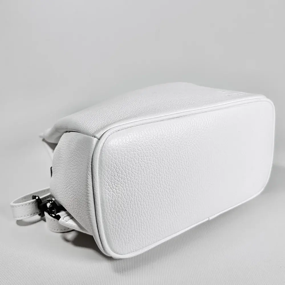 Женская сумка-рюкзак из натуральной кожи белого цвета