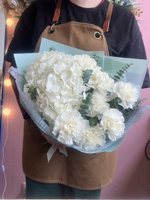 Букет из белой гортензии с диантусами