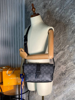 Сумка-мессенджер Louis Vuitton