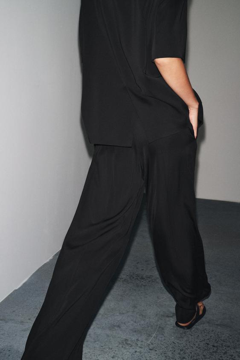 ZARA БРЮКИ С ЗАЩИПАМИ ИЗ ТЕКУЧЕЙ ТКАНИ — ZW COLLECTION, ЧЕРНЫЙ