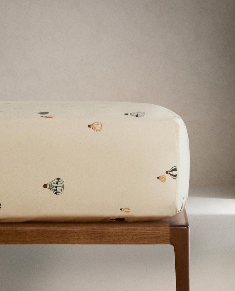 ZARA HOME ДЕТСКАЯ ПРОСТЫНЯ НА РЕЗИНКЕ С ПРИНТОМ, РАЗНОЦВЕТНЫЙ