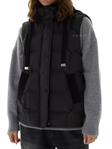 Черный пуховый жилет с вязаным капюшоном