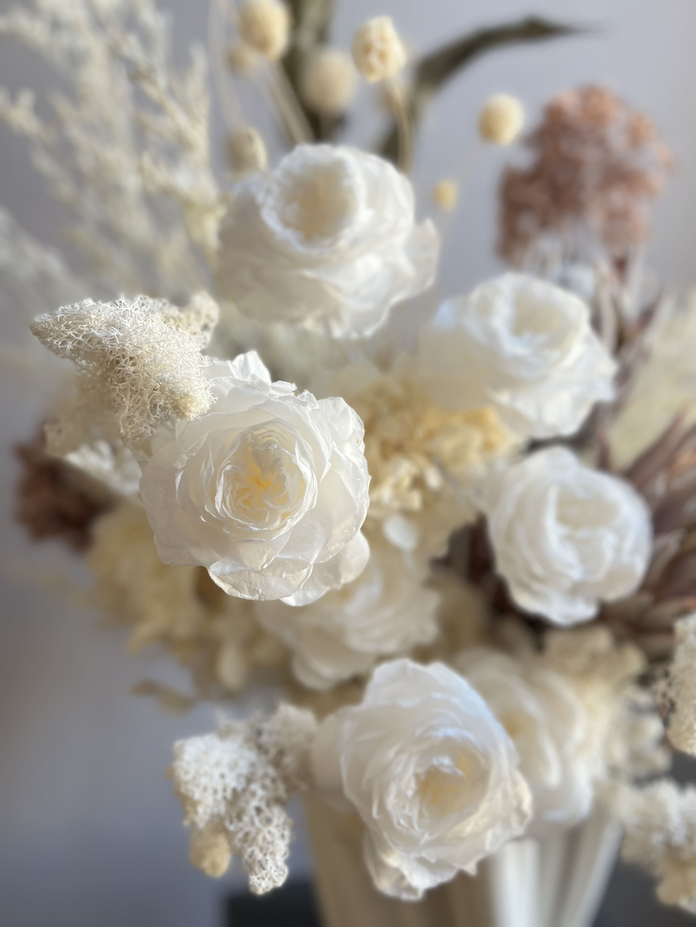 Композиция в кашпо Иванхое с розами