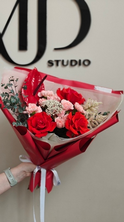 Яркий букет с французскими розами и антуриумом