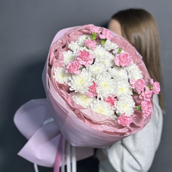 Букет из хризантем и кустовых гвоздик