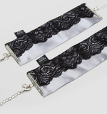 Сатиновые наручники с кружевом Play Nice (Цвет: серебристый с черным)