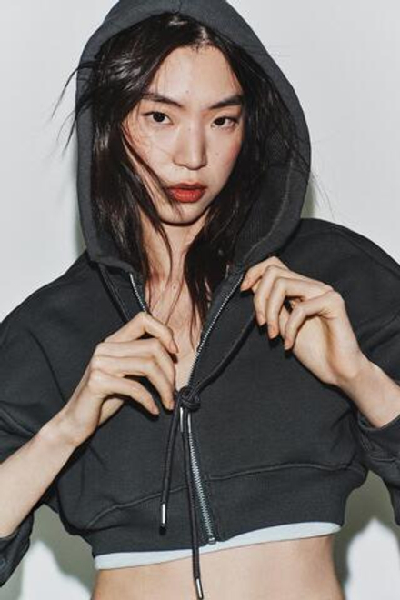 ZARA УКОРОЧЕННАЯ ТОЛСТОВКА С КАПЮШОНОМ, СЕРЫЙ