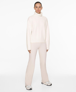 Oysho Вязаный свитер с высоким воротником, светлый экрю