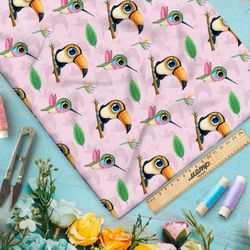 Ткань габардин туканы и калибри на розовом фоне