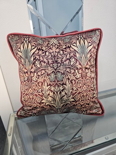 Бархатная подушка с дизайном по мотивам Уильяма Морриса
