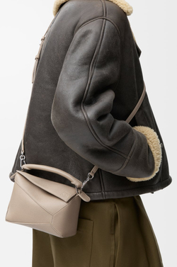 Loewe Мини-сумка Puzzle Edge из мягкой зернистой телячьей кожи, серо-бежевый