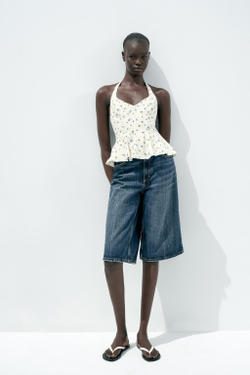 ZARA ТОП ИЗ ПОПЛИНА С ЦВЕТОЧНЫМ ПРИНТОМ И ГОРЛОВИНОЙ ХАЛТЕР, ЭКРЮ/СИНИЙ