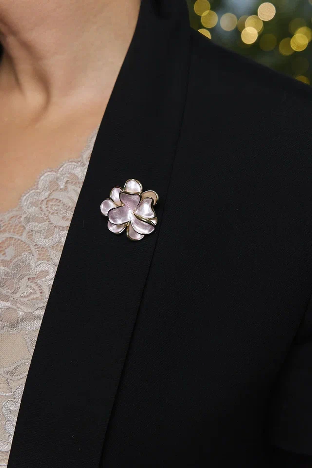 Брошь маленький цветок из нежно-розового перламутра с золотой окантовкой