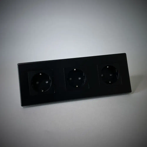Розетка черная тройная с заземлением матовая поверхность