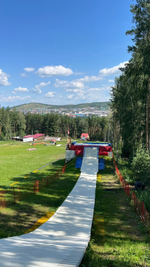 Летнее катание на сноубордах и лыжах
