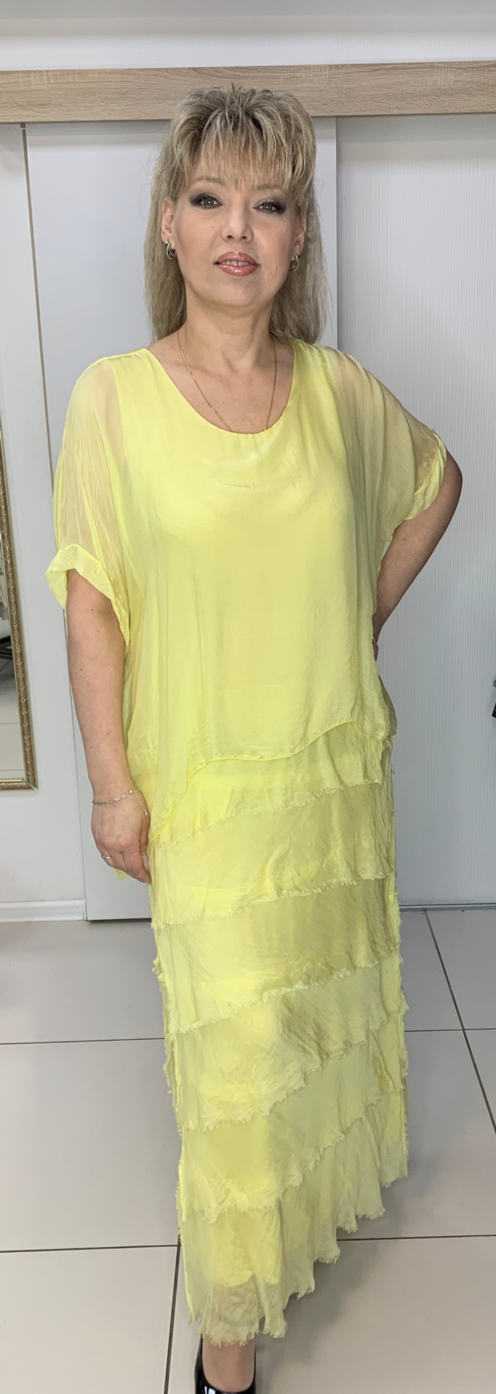 Желтое шелковое платье с шифоновой "рванкой"