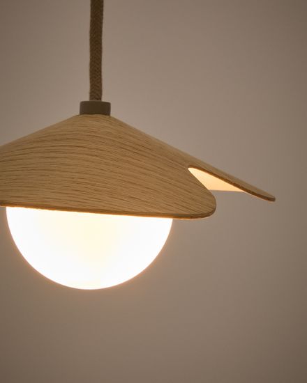 Потолочный светильник Wilara из дуба с шаром из белого матового стекла