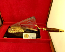 Подарок строителю "Мастерок" на долерите с фианитами