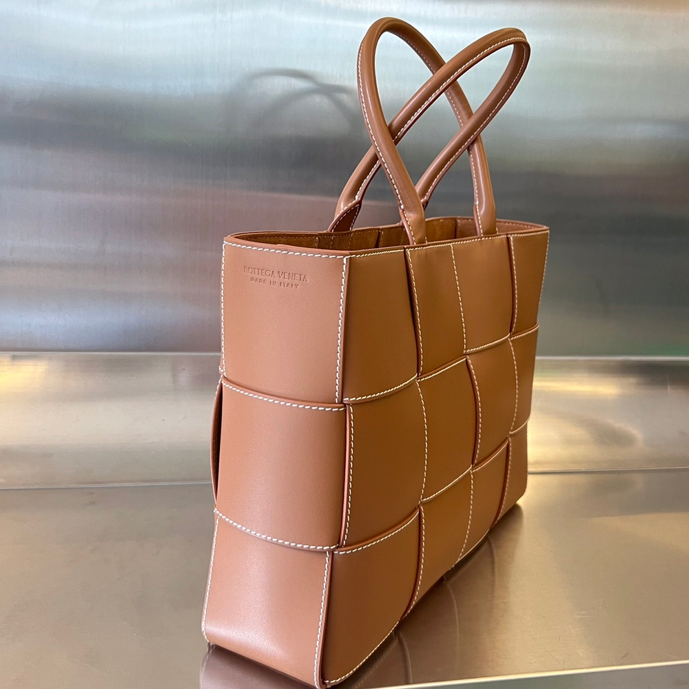 Bottega Veneta Medium Arco Tote Bag 37 cm