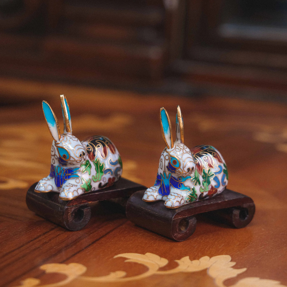 Фигурки зайцев в технике клуазоне