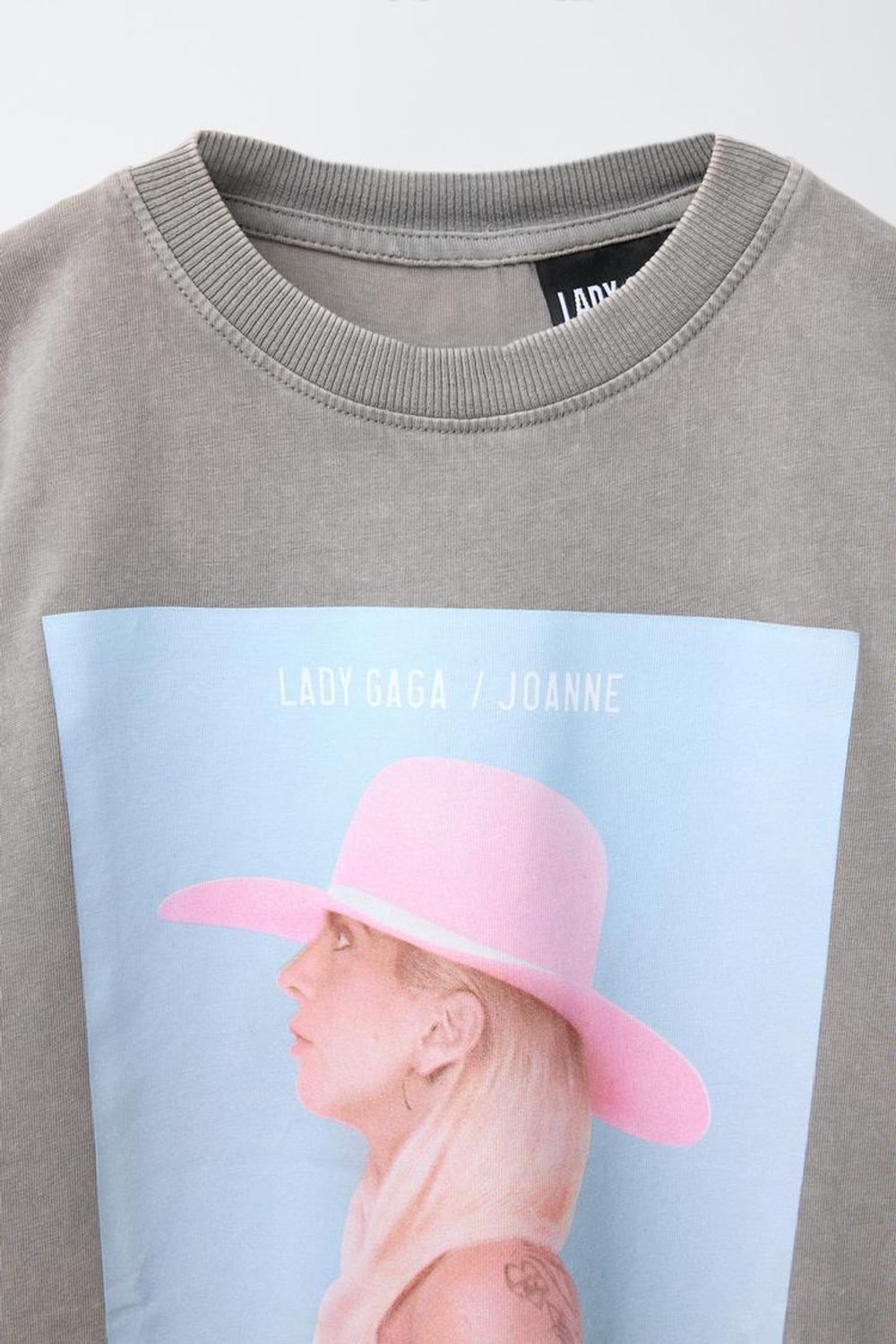 ZARA ФУТБОЛКА С ПРИНТОМ LADY GAGA ©, СВЕТЛО-СЕРЫЙ